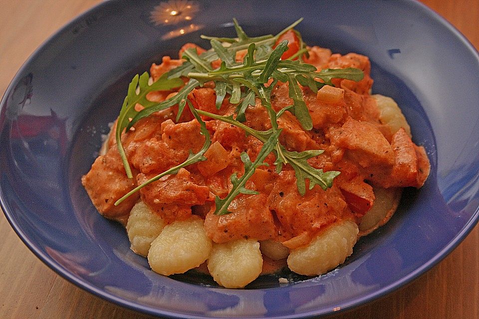 Gnocchi mit Lachs und Rucola