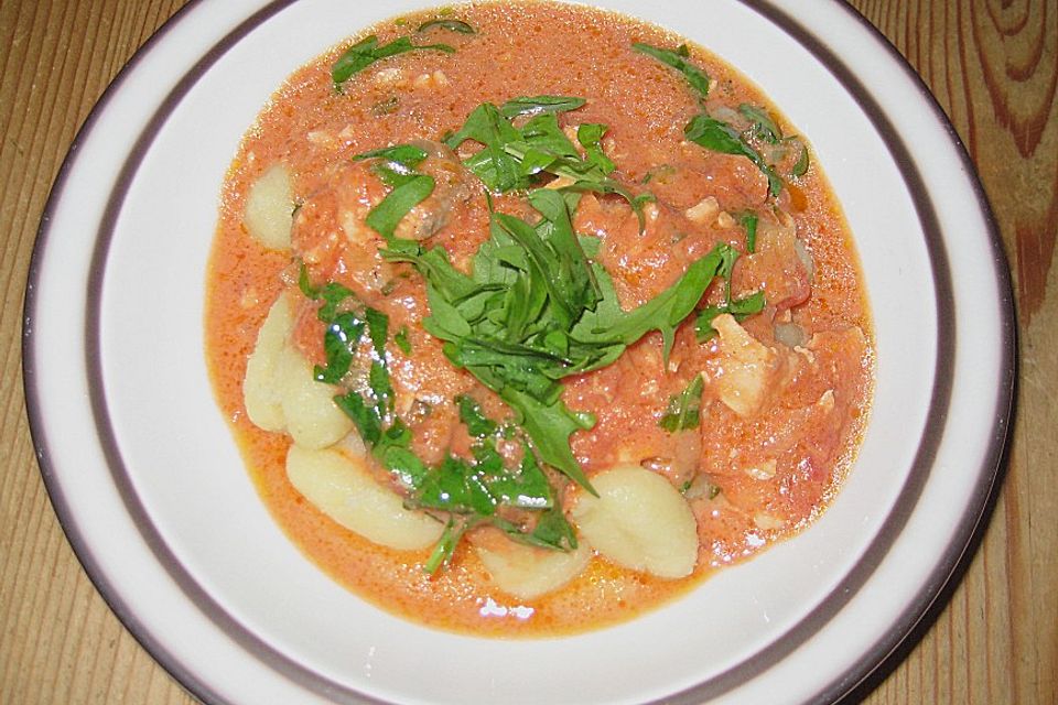 Gnocchi mit Lachs und Rucola