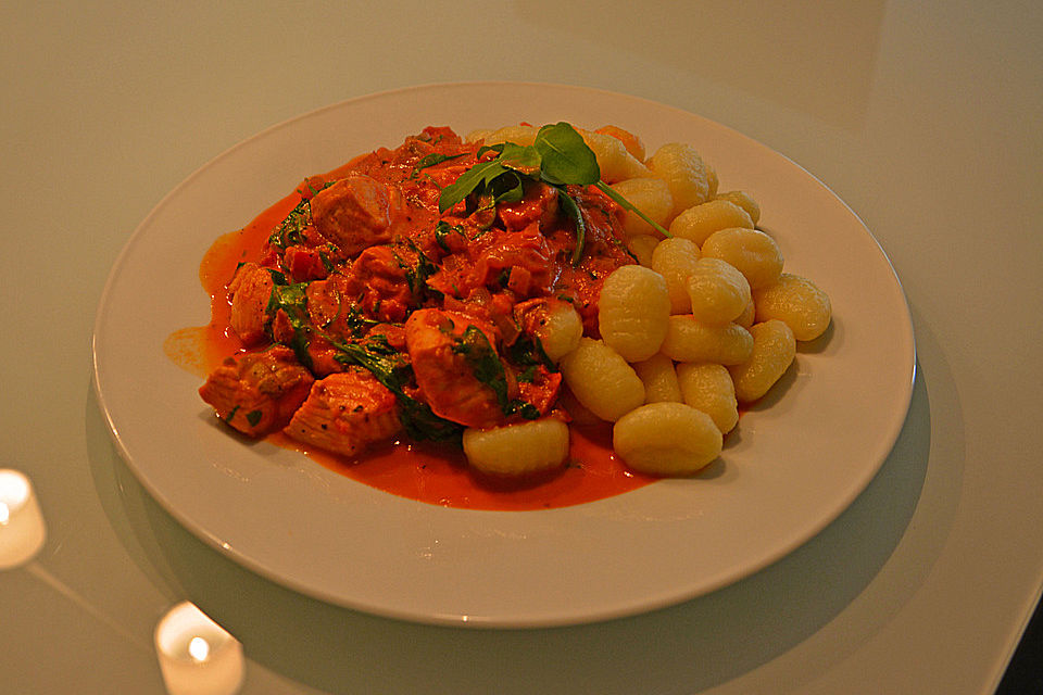 Gnocchi mit Lachs und Rucola