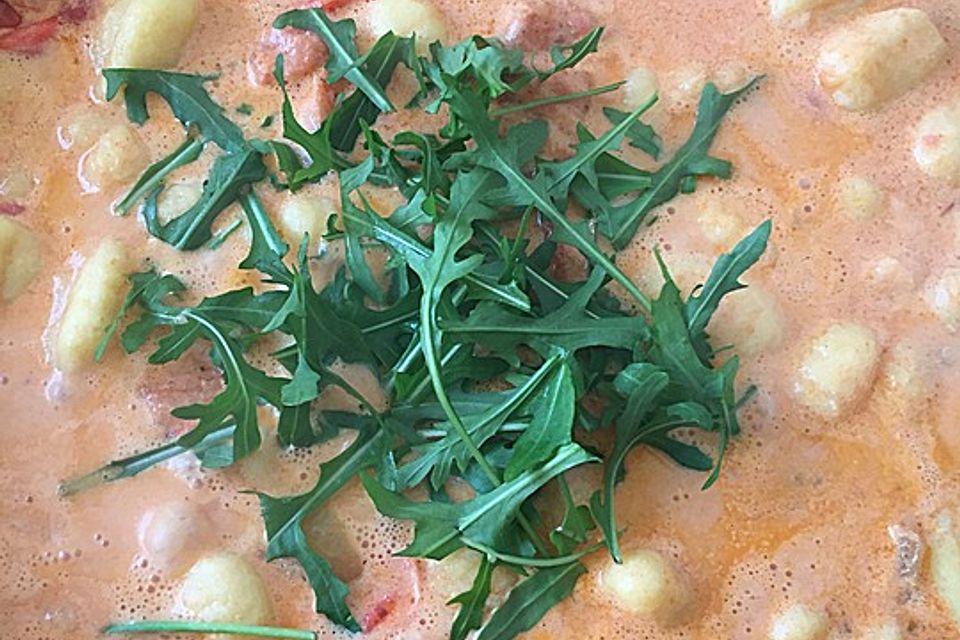 Gnocchi mit Lachs und Rucola