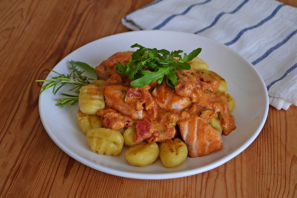 Gnocchi mit Lachs und Rucola