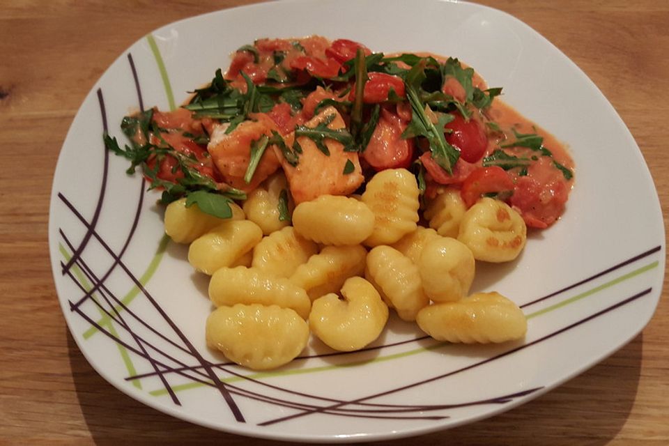 Gnocchi mit Lachs und Rucola