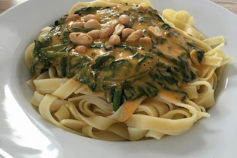 Tagliatelle in veganer Spinat-Erdnuss-Sauce