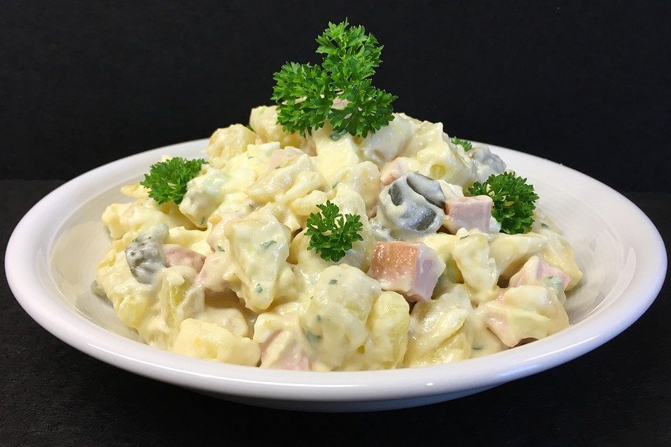 Kartoffelsalat mit Fleischwurst und Äpfeln