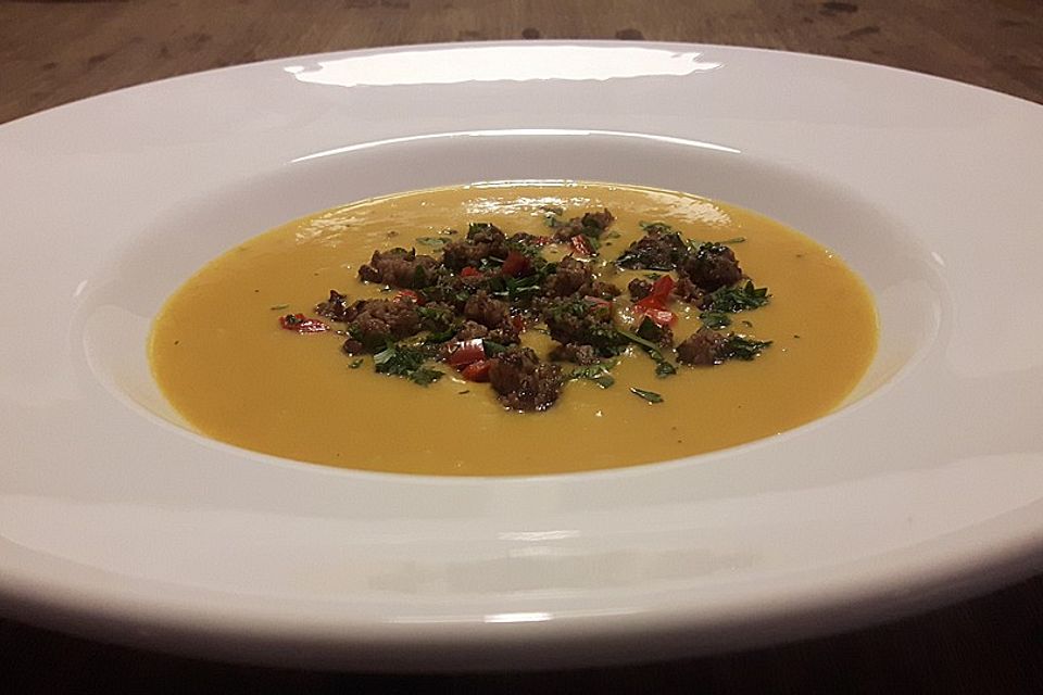 Süßkartoffel-Mango-Suppe mit Kreuzkümmel-Chili-Hack