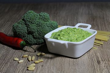 Brokkoli-Basilikum-Pesto