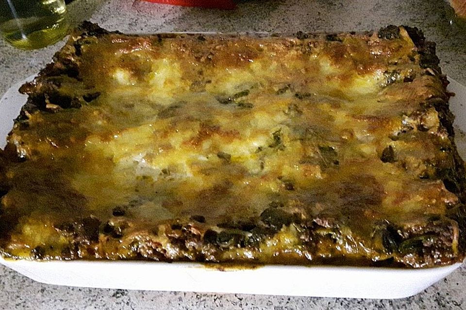 Lasagne mit Spinat-Champignon-Creme und Hackfleisch-Rotwein-Sauce