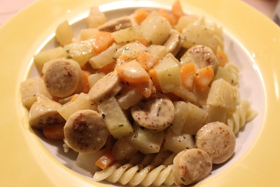 Kohlrabi-Möhren-Pfanne mit Bratwurst