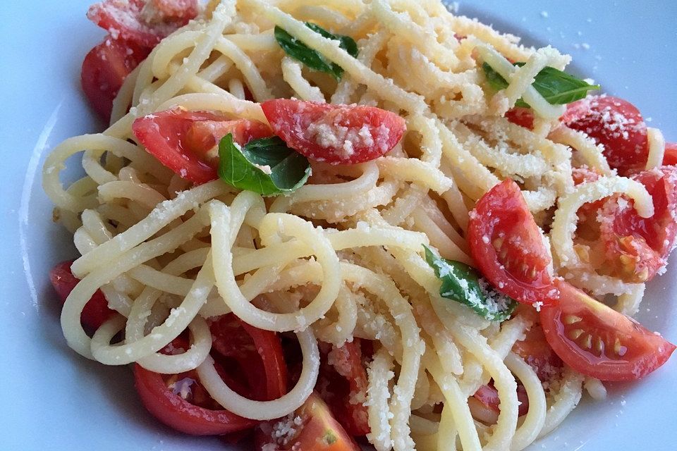 Frisches Nudelgericht mit Zitrone und Parmesan