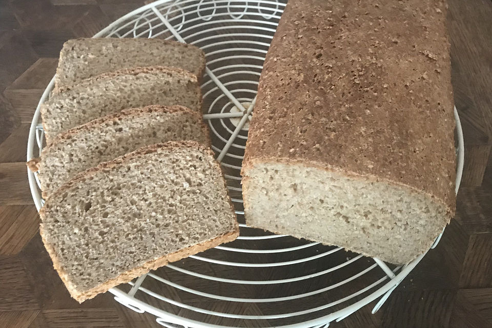 Vollkornbrot mit Gerstenflocken und Einkorn