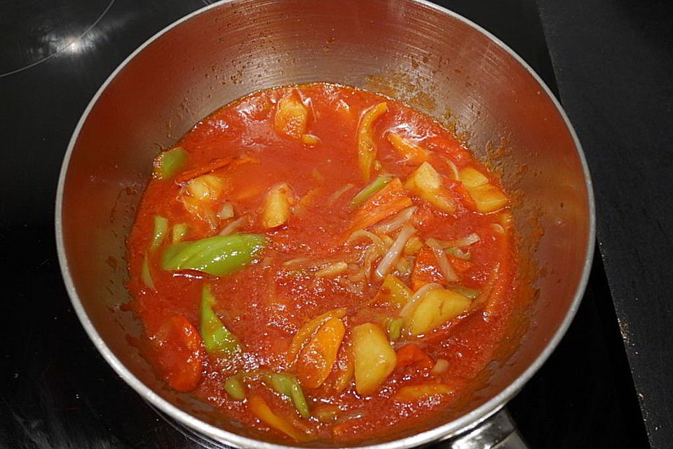 Gemüse und Ananas in süßsaurer Sauce