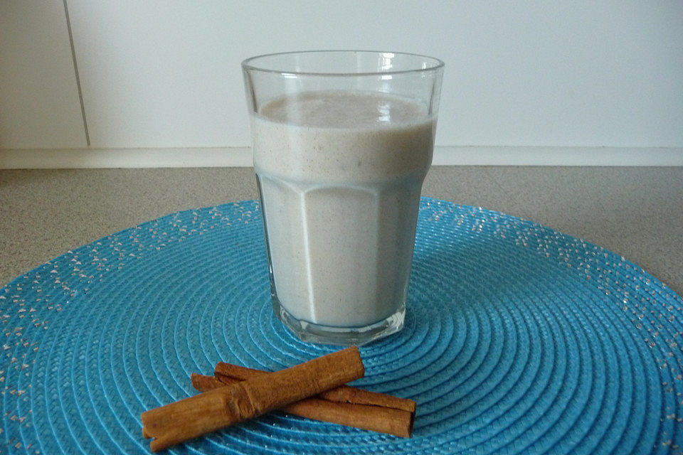 Bananen-Milchshake mit Zimt