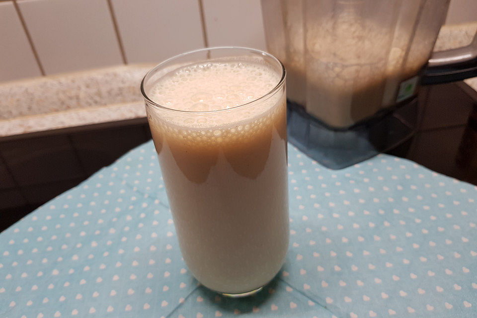 Bananen-Milchshake mit Zimt