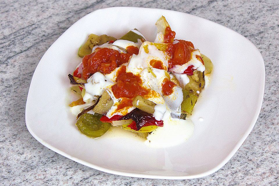 Ofengemüse mediterran, rot-weiß