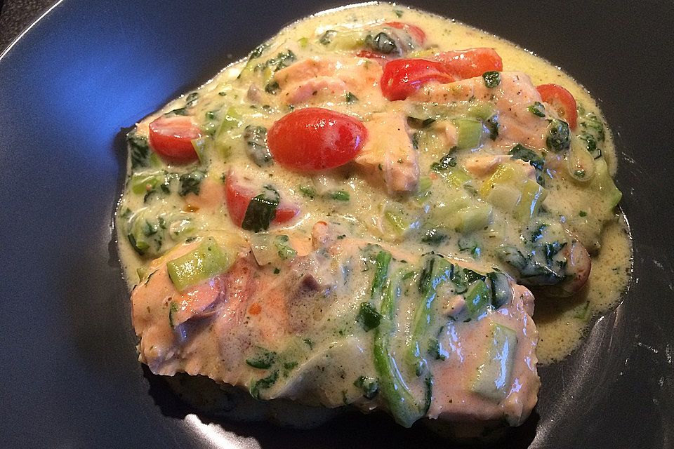 Lachs in Spinat-Käse-Soße