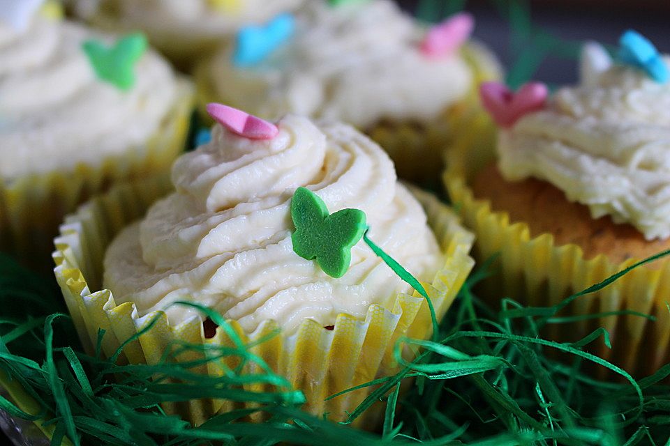 Nuss-Muffins mit Baileys und Joghurt-Topping