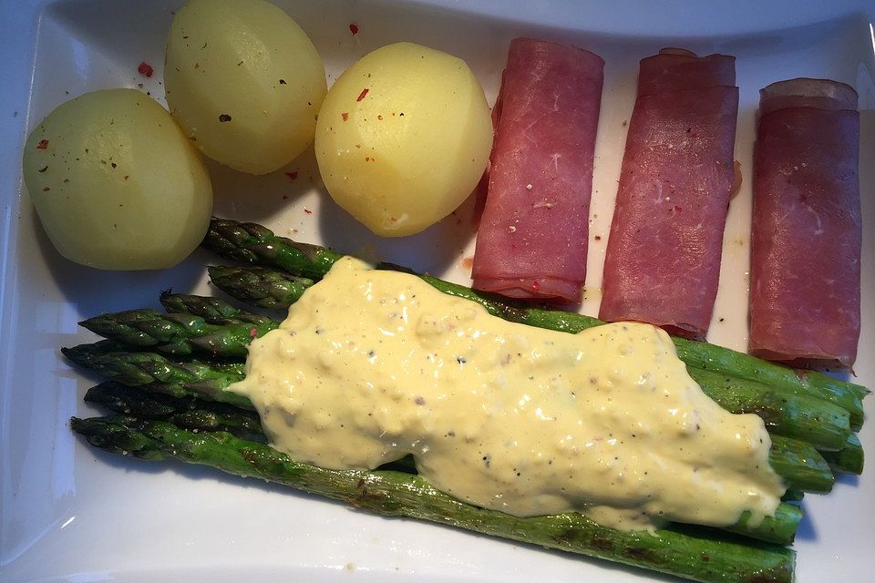 Gegrillter grüner Spargel mit Ingwer-Hollandaise und Schinken