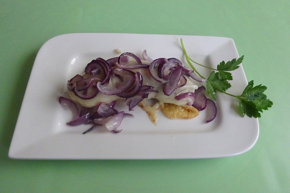 Heißer Käse mit eingelegter Bratwurst und Zwiebeln