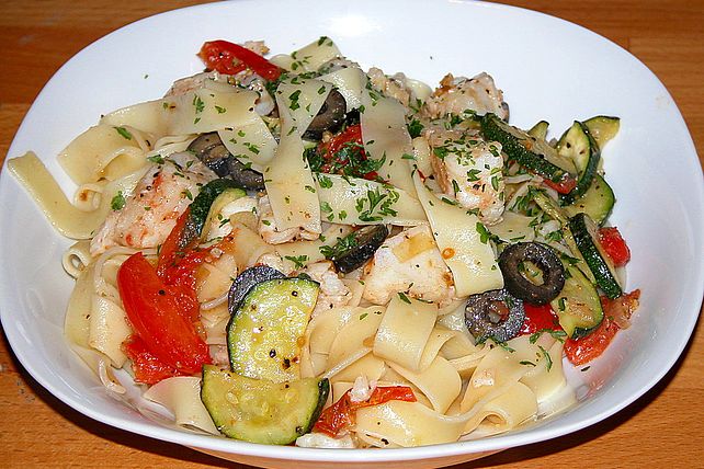 Nudeln mit Kabeljau, Zucchini, Tomaten und schwarzen Oliven von nogikon ...