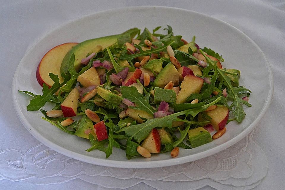 Rucolasalat mit Apfel und Avocado