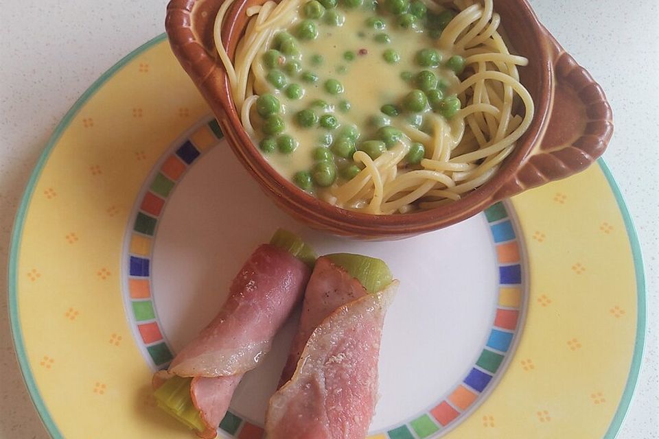 Spaghettinest mit Erbsen in Parmesansauce an Schinken-Lauch-Röllchen