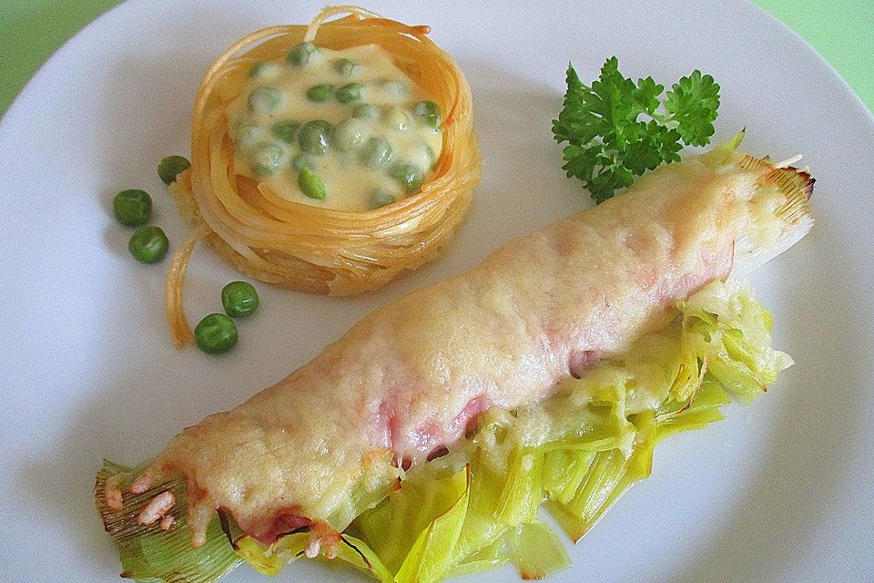 Spaghettinest mit Erbsen in Parmesansauce an Schinken-Lauch-Röllchen