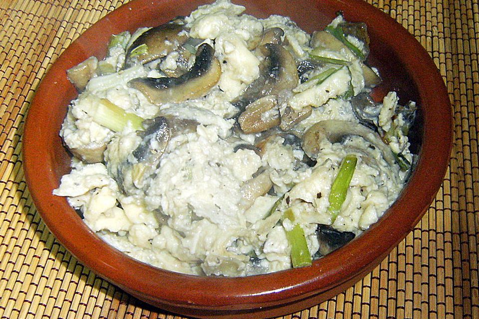 Rührei mit Champignons und jungem Knoblauch