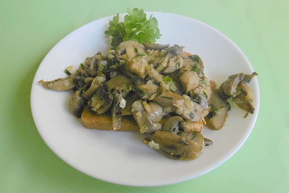 Geröstetes Bauernbrot mit Champignons und Zwiebeln