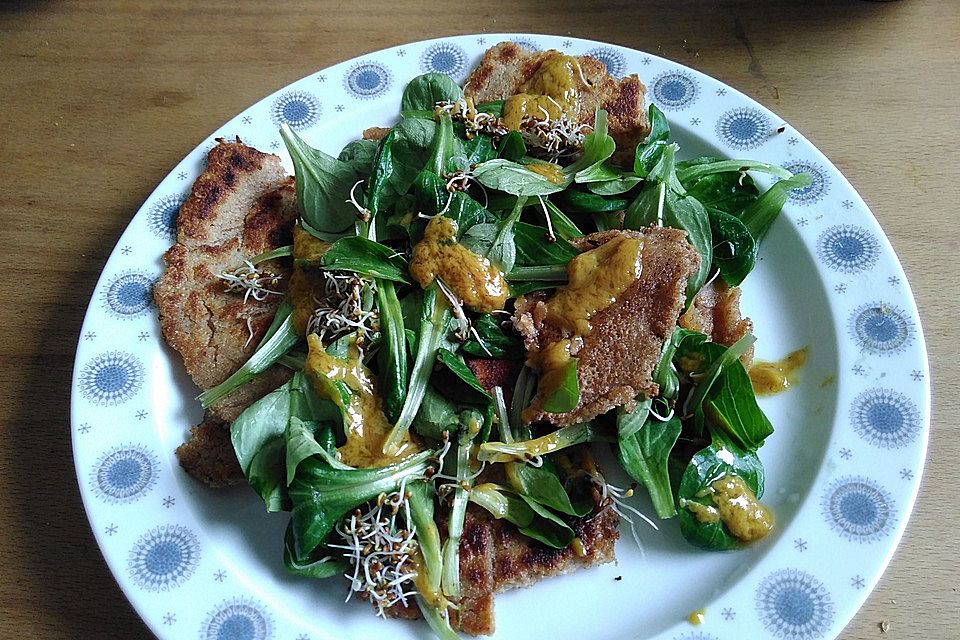 Vollwertige Eierkuchen mit Feldsalat und Honig-Erdnussmus-Dressing