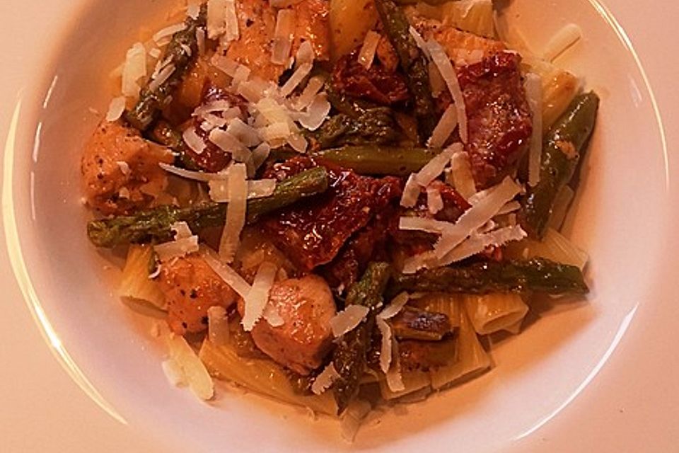 Pasta mit Hähnchenfilet, grünem Spargel und getrockneten Tomaten in Weißweinsoße