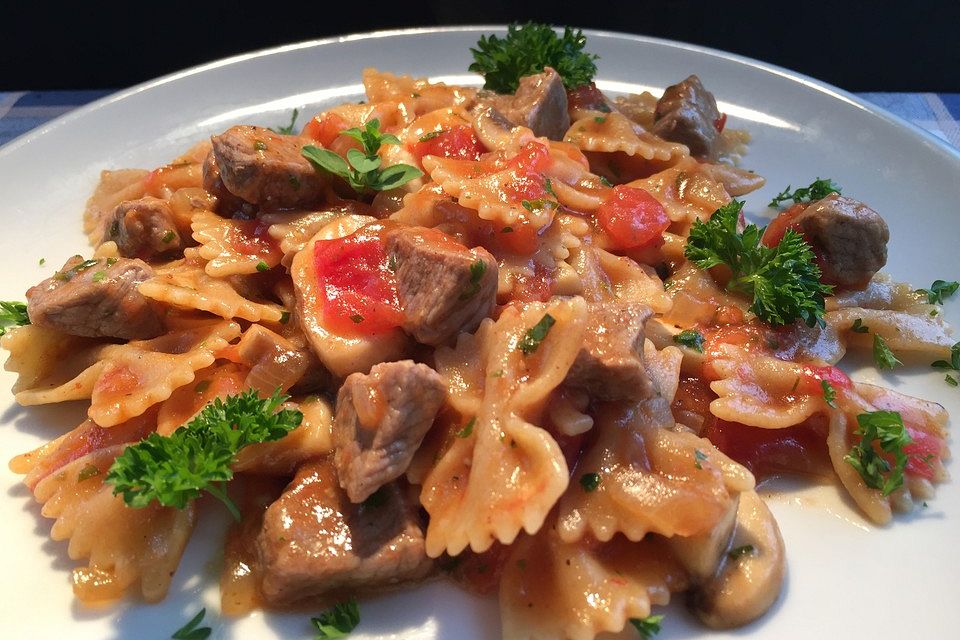 Lammfilet mit Mini-Farfalle, Champignons und Tomaten