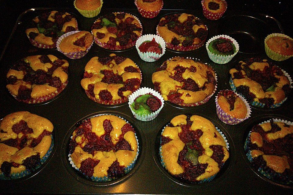 Bunte Papageien-Muffins mit Himbeeren