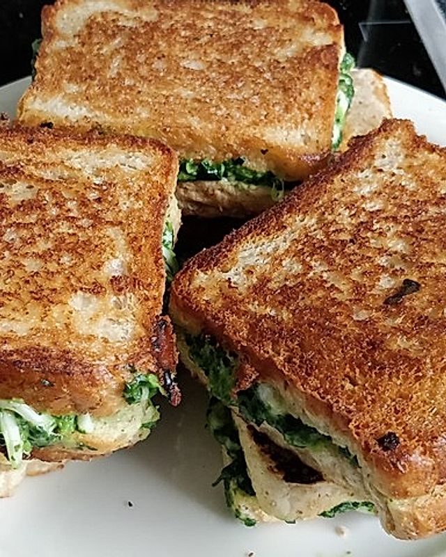 Sandwich mit Spinat und Käse
