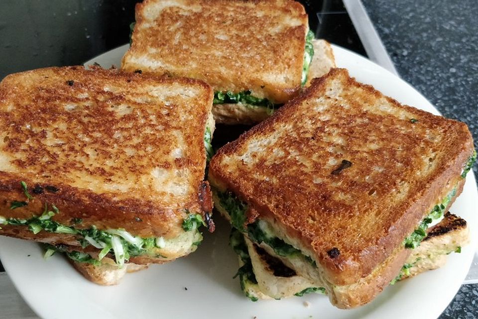 Sandwich mit Spinat und Käse