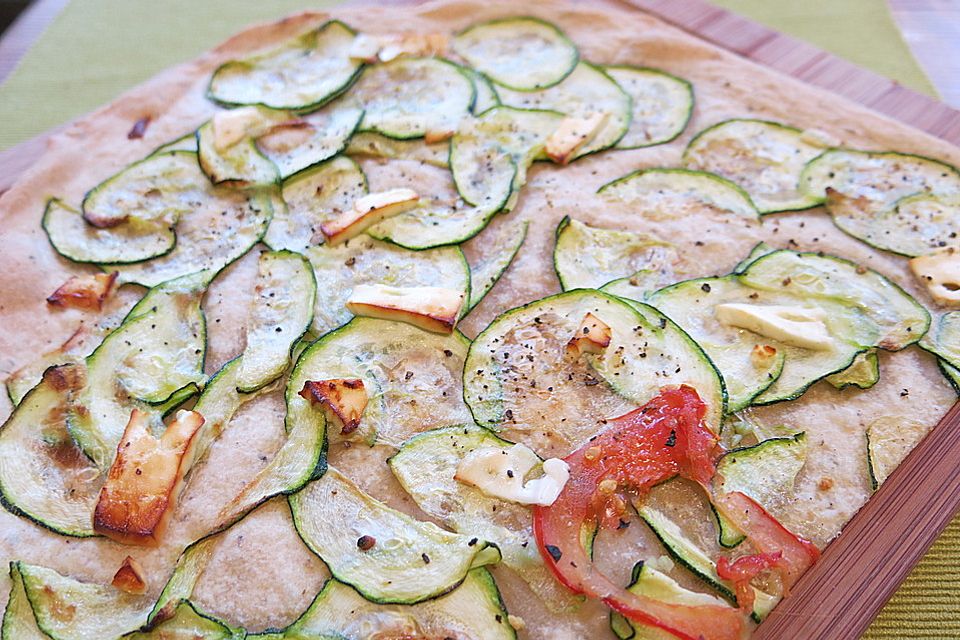 Zucchiniflammkuchen mit Schafskäse