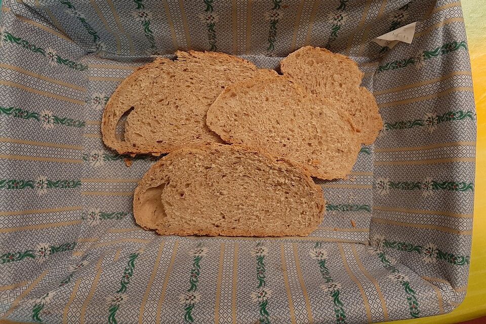 Brot mit Anis und Kernen