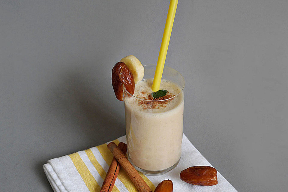 Mandelmilch mit Banane, Tahini und Datteln