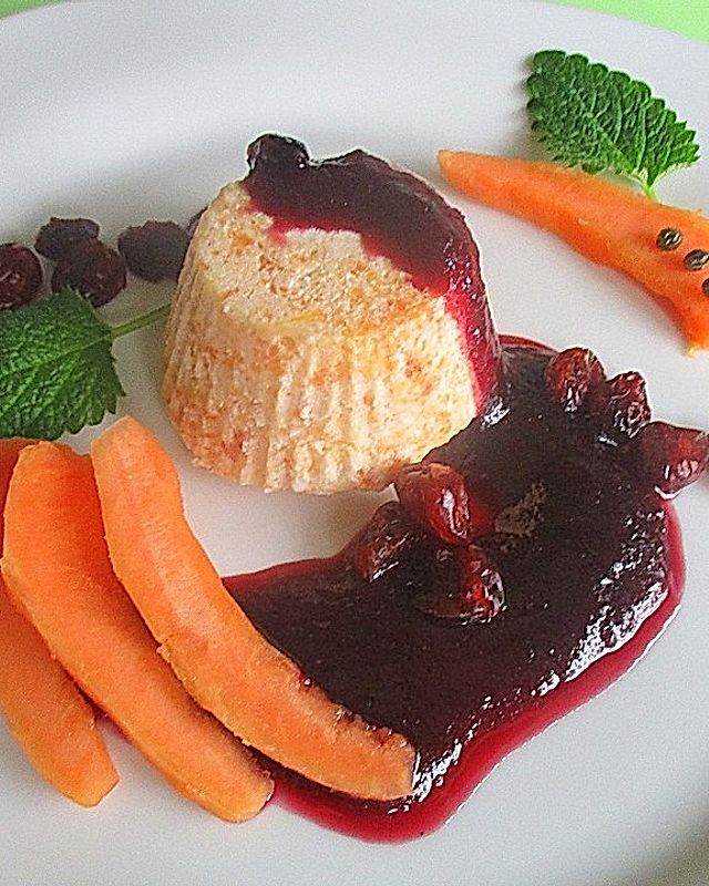 Papaya-Sahne-Dessert mit Cranberry-Sauce