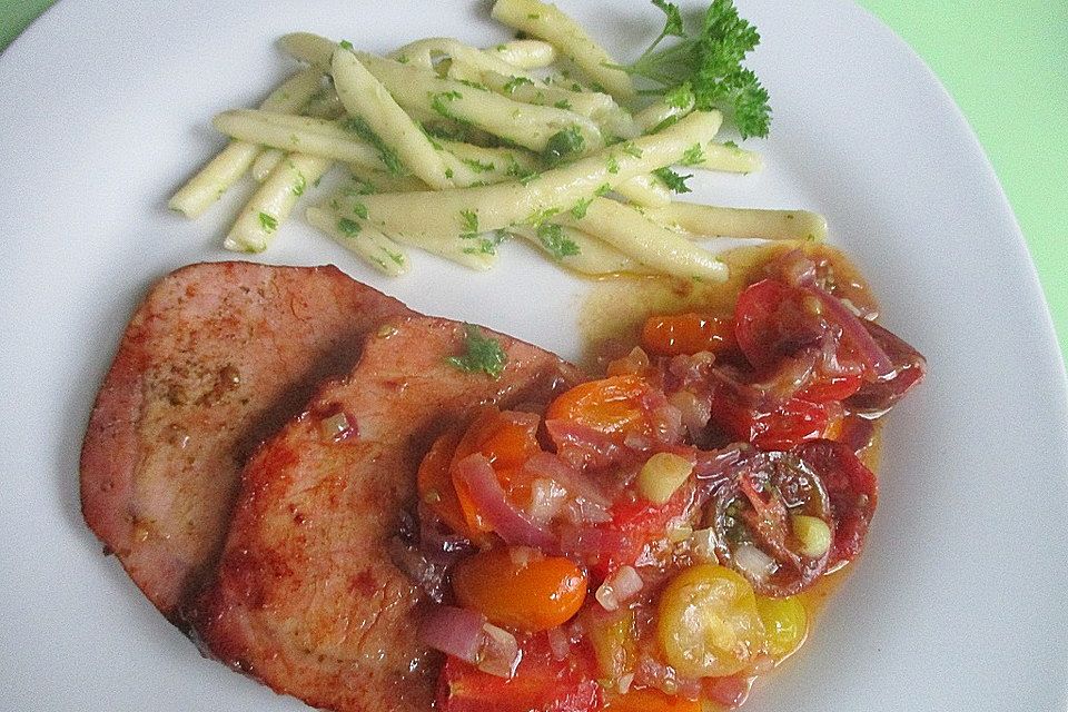 Gebratener Kasseler Lachs mit Schmortomaten an Petersilien-Maccheroni al ferretto