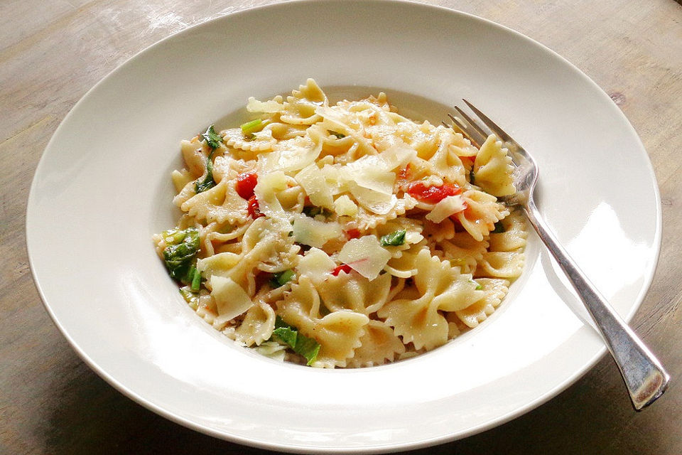 Farfalle mit Bärlauch und frischen Tomaten