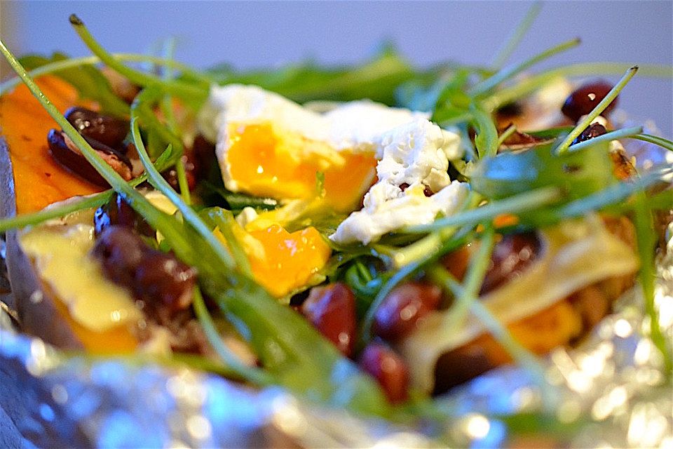 Süßkartoffeln mit Rucola und pochiertem Ei