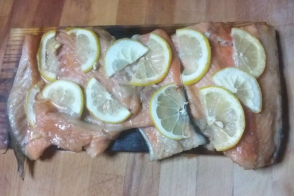 Gegrillter Lachs auf Zedernholz mit Limette oder Zitrone