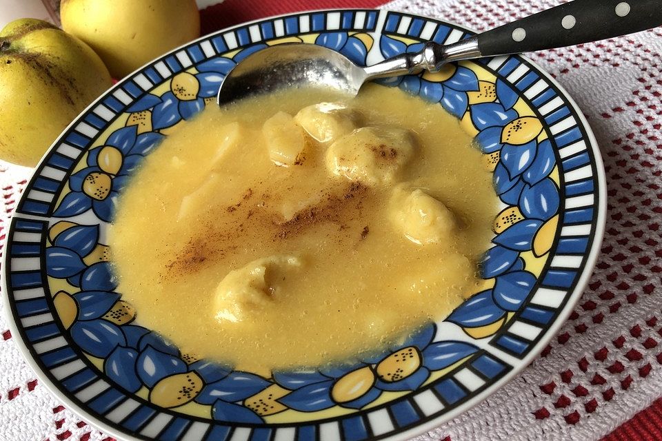 Quittensuppe mit Apfelstücken und Mehlklößchen