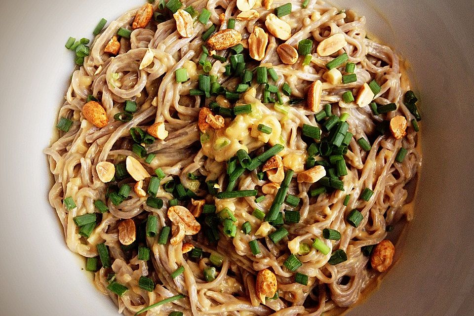 Soba-Nudeln mit Thai-Erdnuss-Sauce