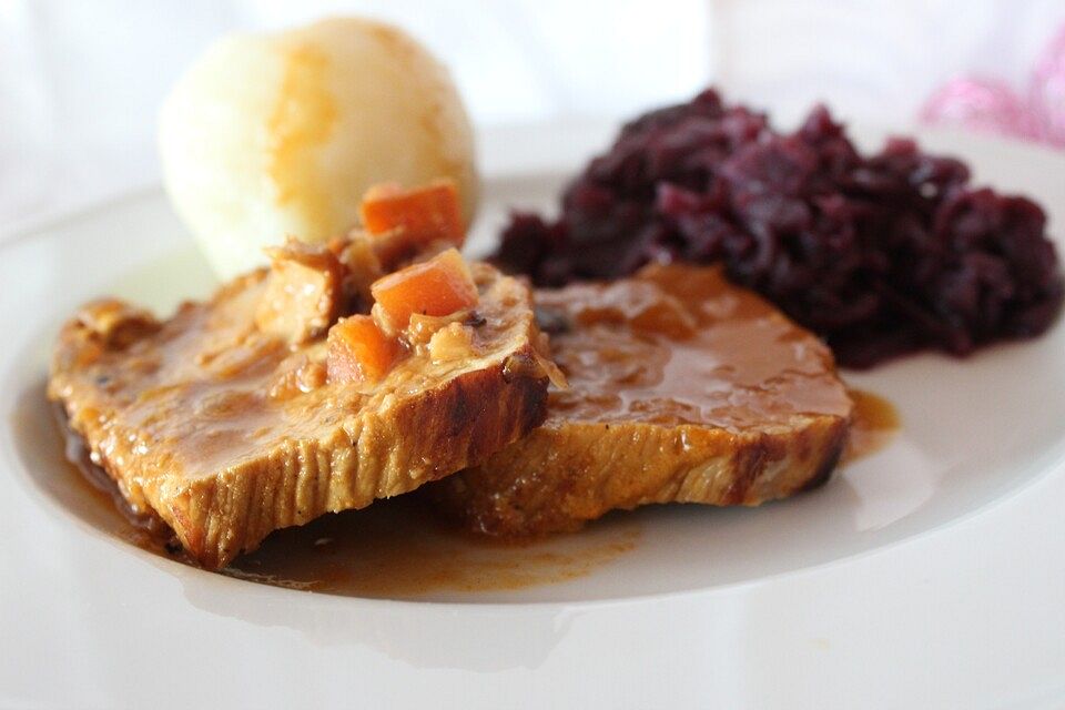 Zwiebel-Senfbraten mit selbstgemachten Semmelknödeln