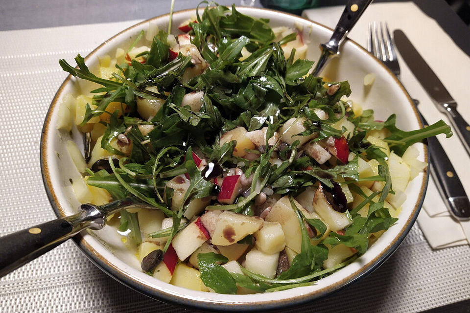 Mein Lieblings-Kartoffelsalat mit Rucola, Äpfeln und Kernen