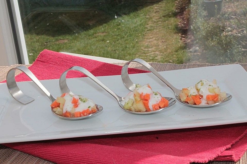 Gurken-Papaya-Salat in Limetten-Joghurt-Dressing