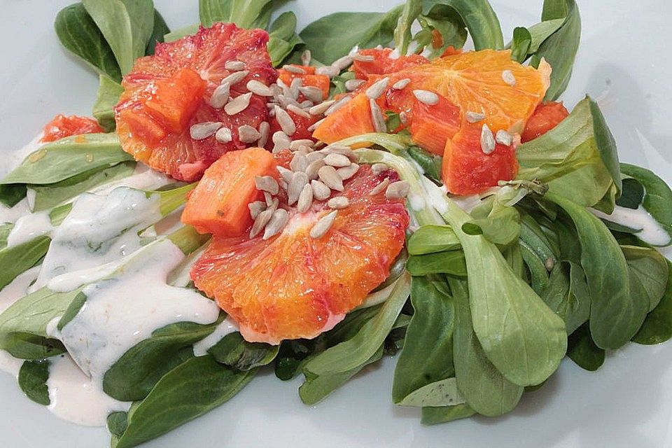 Feldsalat mit Blutorange und Papaya in Sahne-Dressing