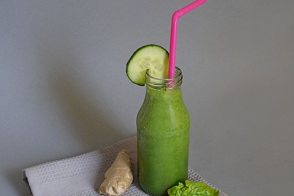 Grüner Smoothie mit Gurke, Spinat und Apfel