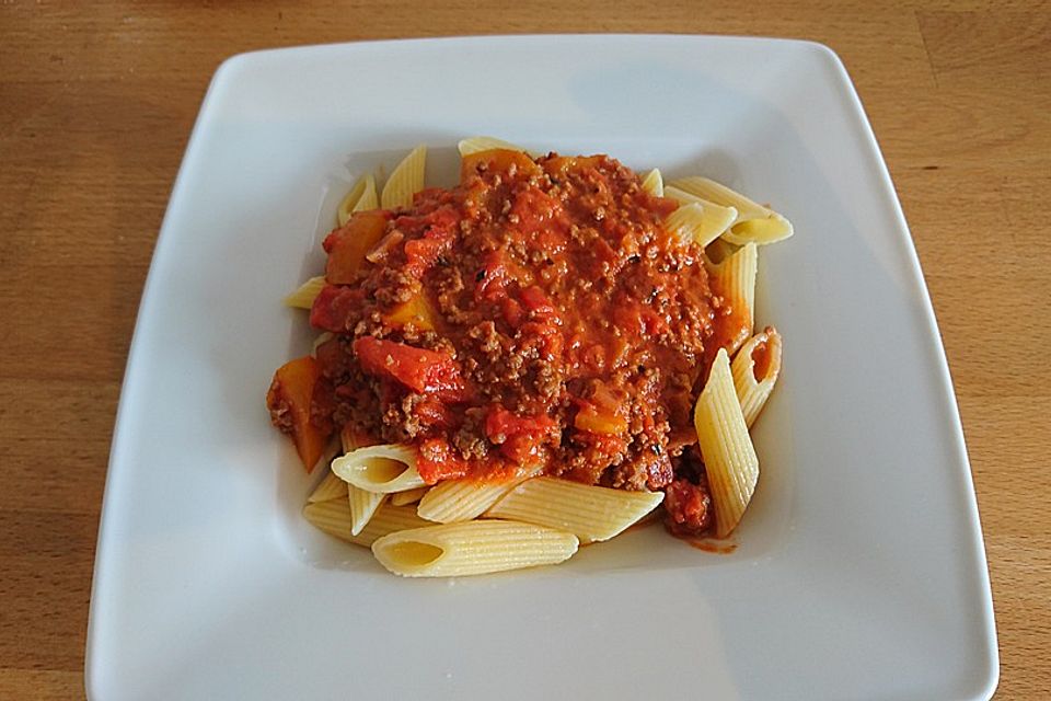 Hackfleisch-Sahne-Soße mit Tomate und Paprika